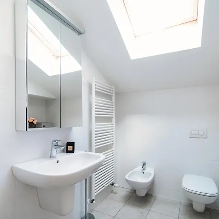 Sky Attic 72 - The House Of Travelers Apartament *
